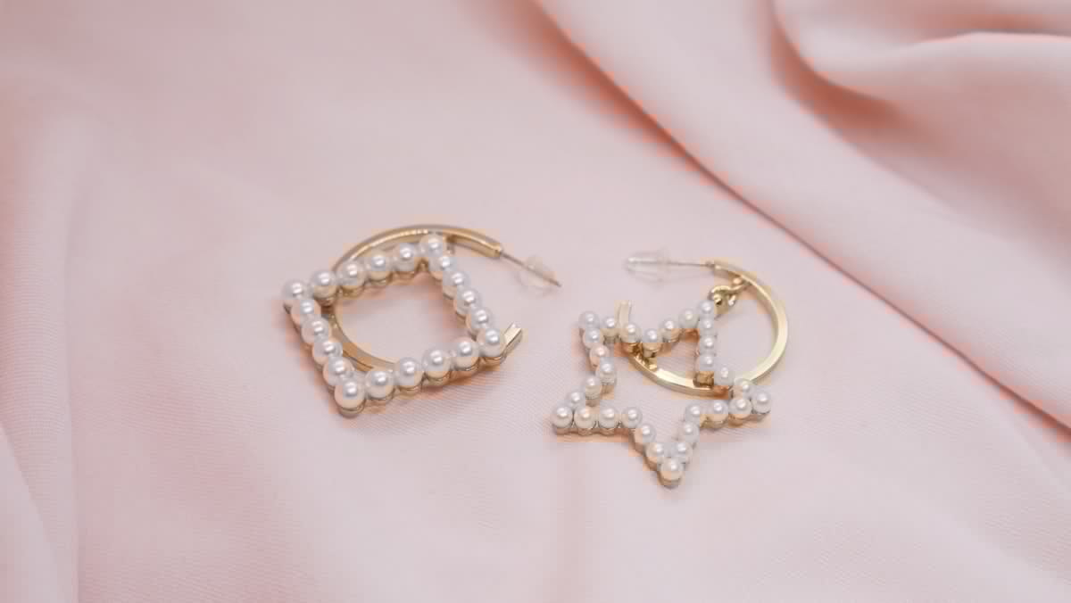 Boucle d'oreille en or mise en valeur