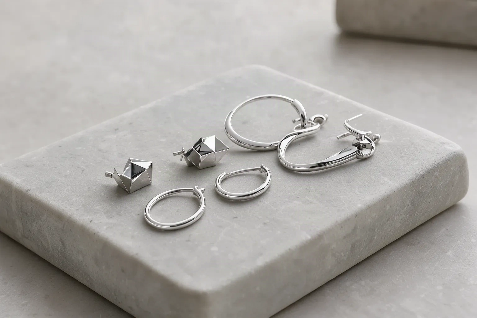 Boucles d'oreilles en argent sterling sur plinthe claire